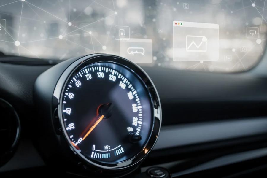 An analog speedometer shows a needle pointing to a high speed, symbolizing a site's optimal web performance. This image represents the importance of using top WordPress plugins—such as LiteSpeed ​​Cache and Yoast SEO—to enhance user experience and content optimization.