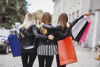 Chicas yendo de compras.
