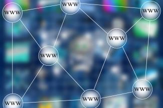 Representación abstracta de una red web, con nodos interconectados etiquetados como 'WWW' sobre un fondo azul desenfocado.